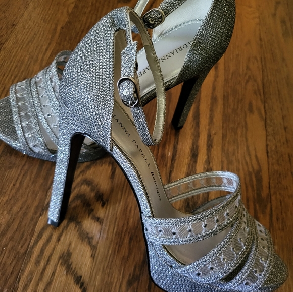 Adrianna Papell strappy platform shoe, Size 7, Silver and Mesh. Special occasion - Picture 5 of 6